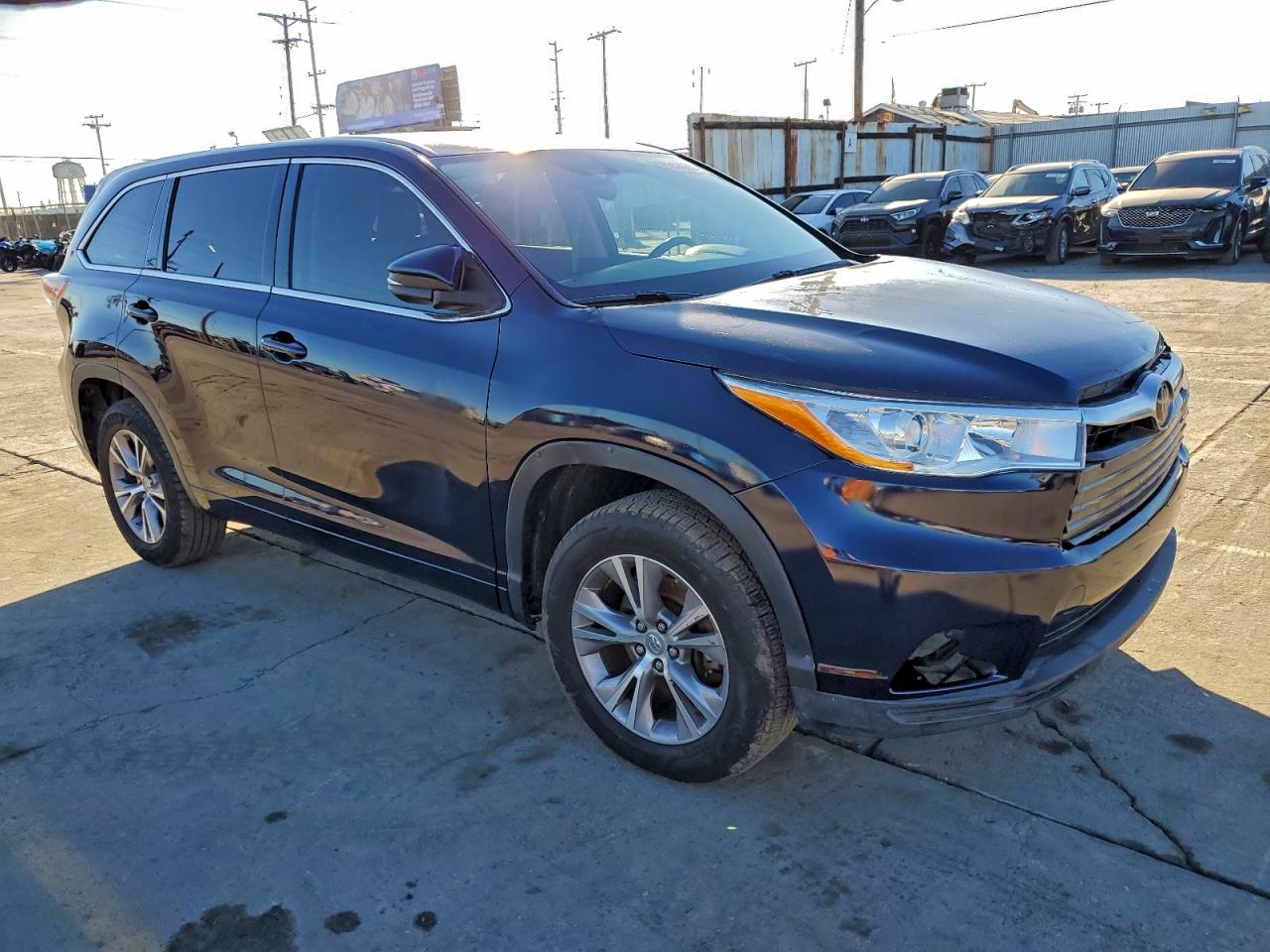 2014 TOYOTA HIGHLANDER LE photo 4