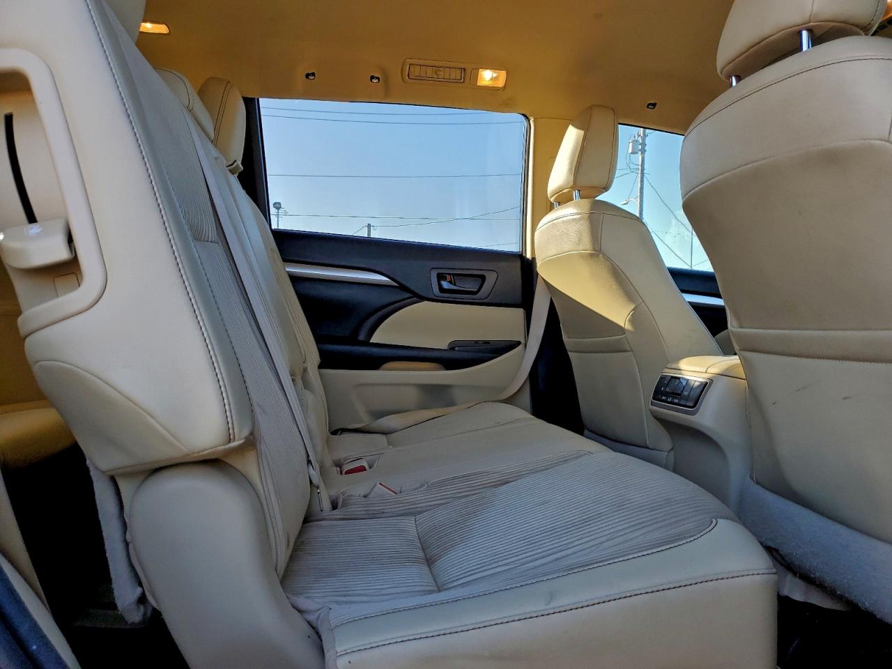 2014 TOYOTA HIGHLANDER LE photo 11