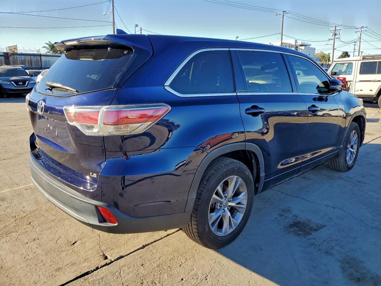 2014 TOYOTA HIGHLANDER LE photo 3
