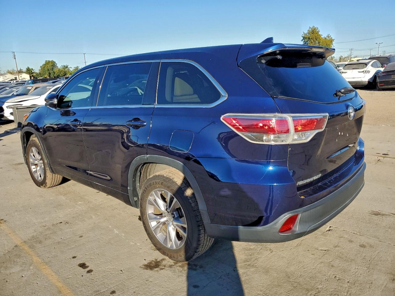 2014 TOYOTA HIGHLANDER LE photo 2