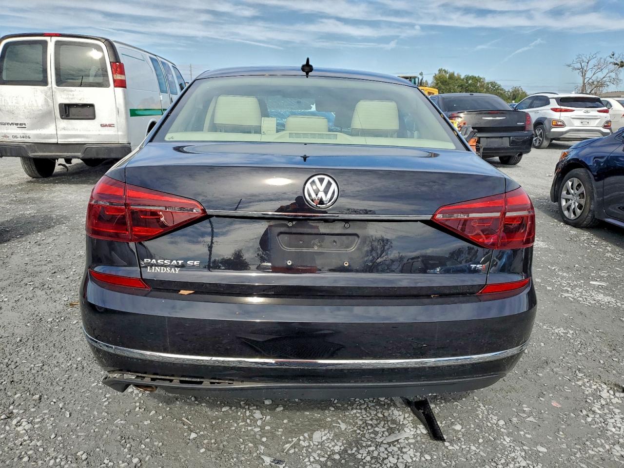 2018 VOLKSWAGEN PASSAT SE photo 11