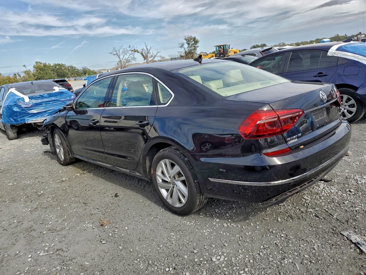 2018 VOLKSWAGEN PASSAT SE photo 3