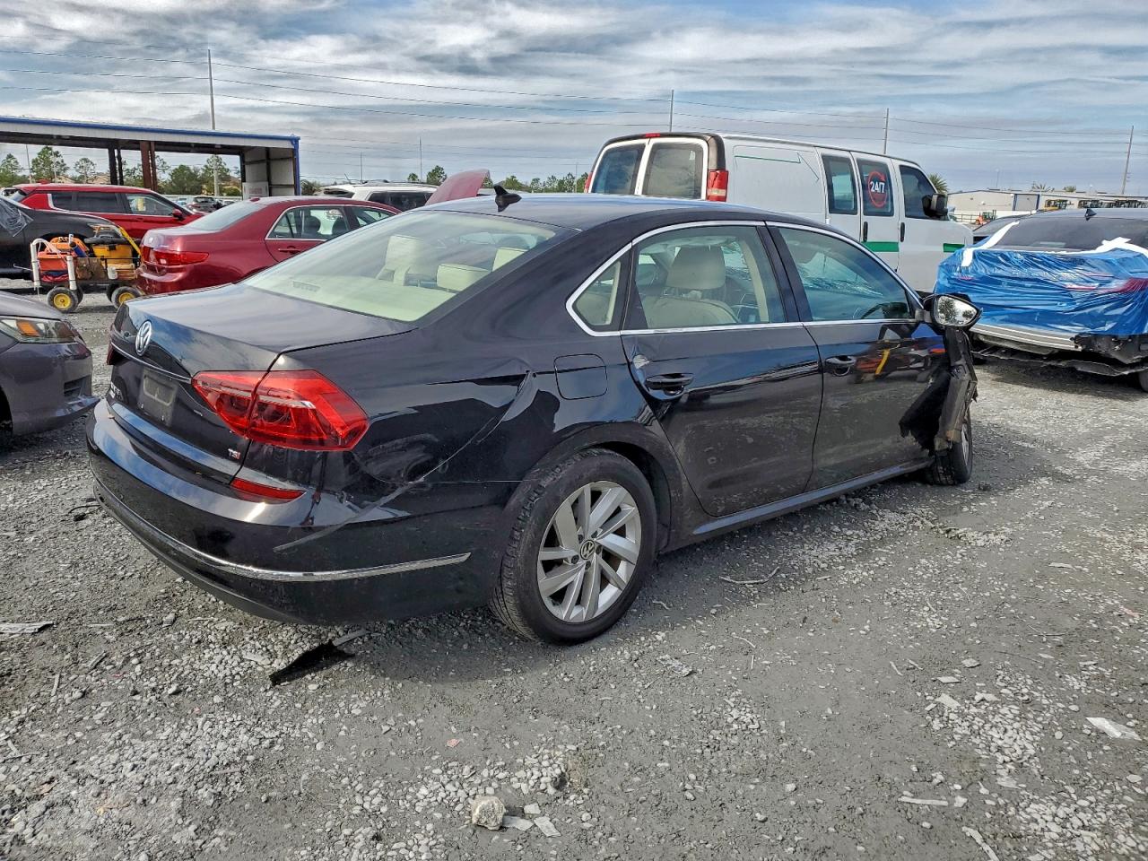 2018 VOLKSWAGEN PASSAT SE photo 5