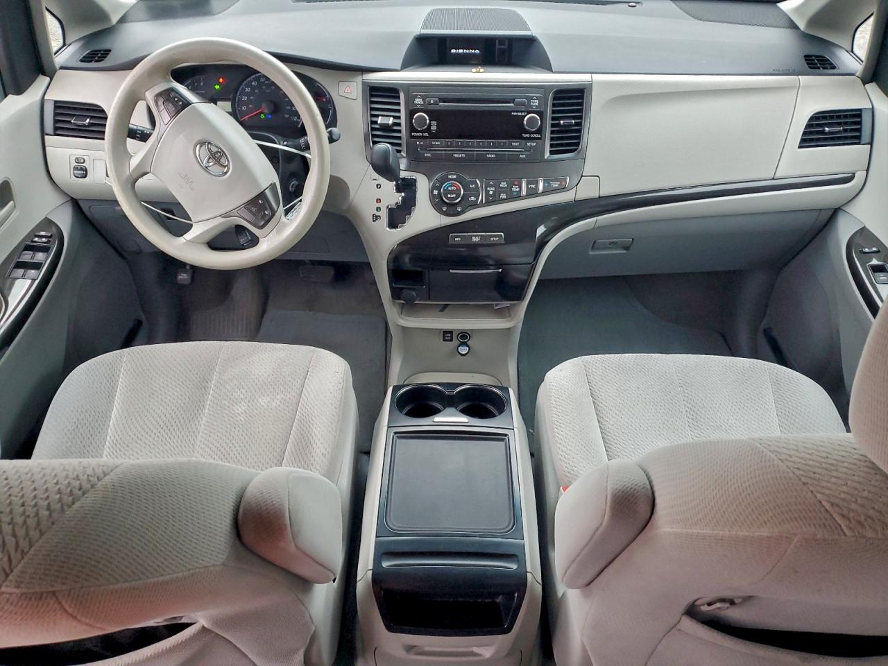 2014 TOYOTA SIENNA LE photo 22