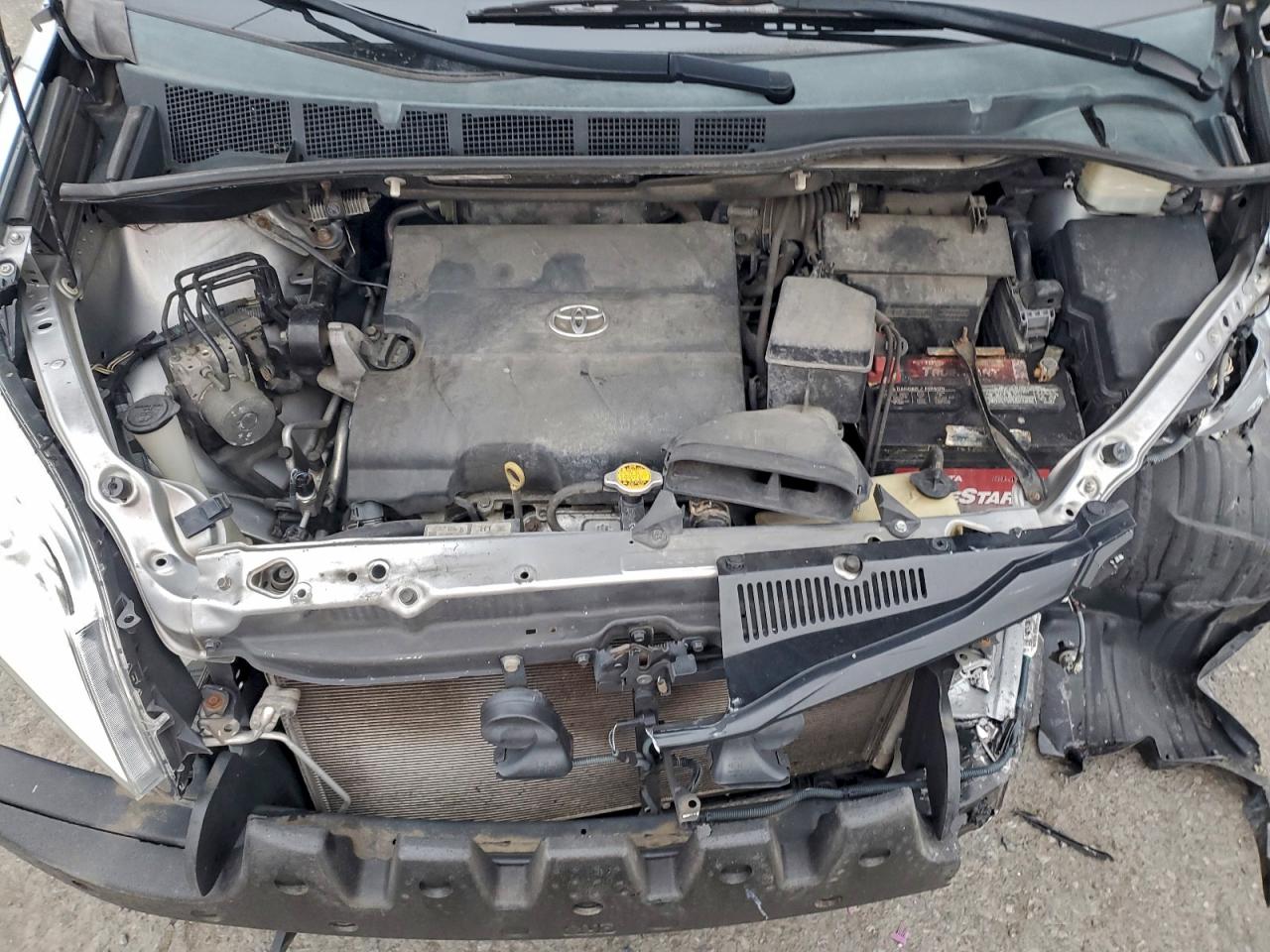 2014 TOYOTA SIENNA LE photo 34