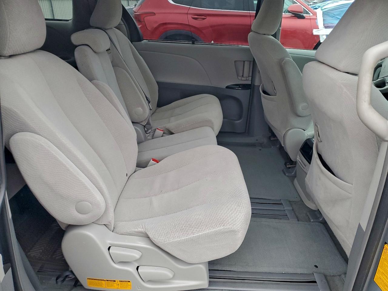 2014 TOYOTA SIENNA LE photo 31