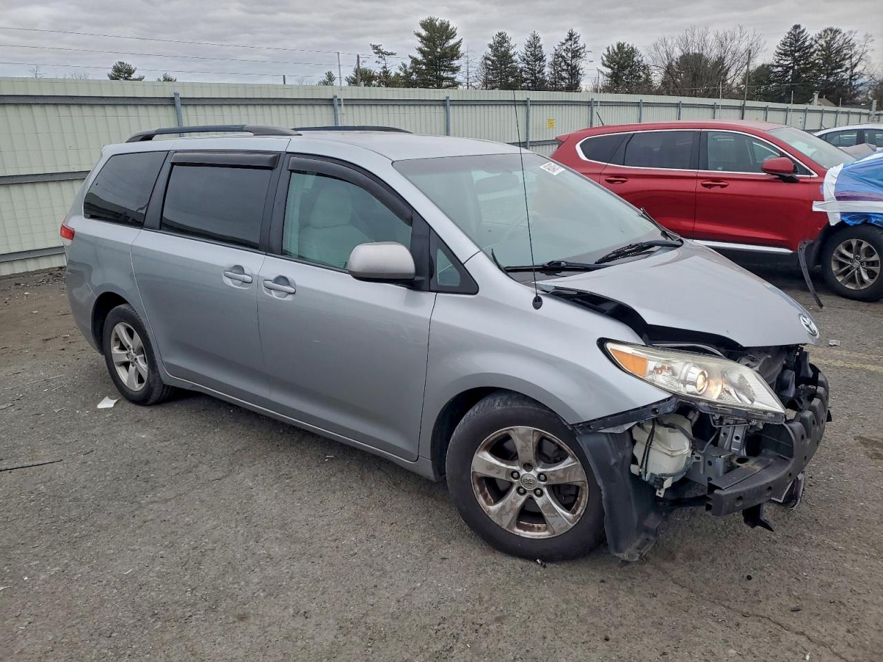 2014 TOYOTA SIENNA LE photo 10