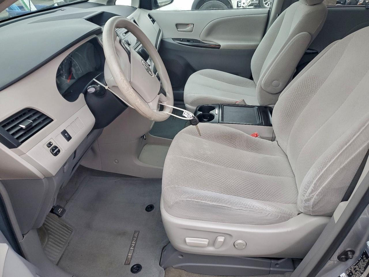 2014 TOYOTA SIENNA LE photo 19