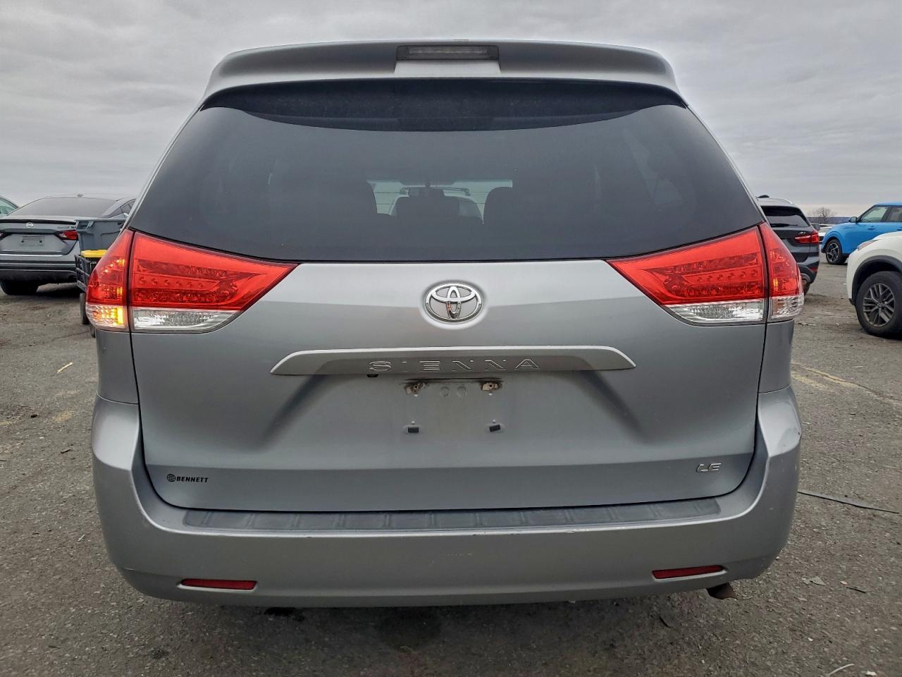 2014 TOYOTA SIENNA LE photo 16