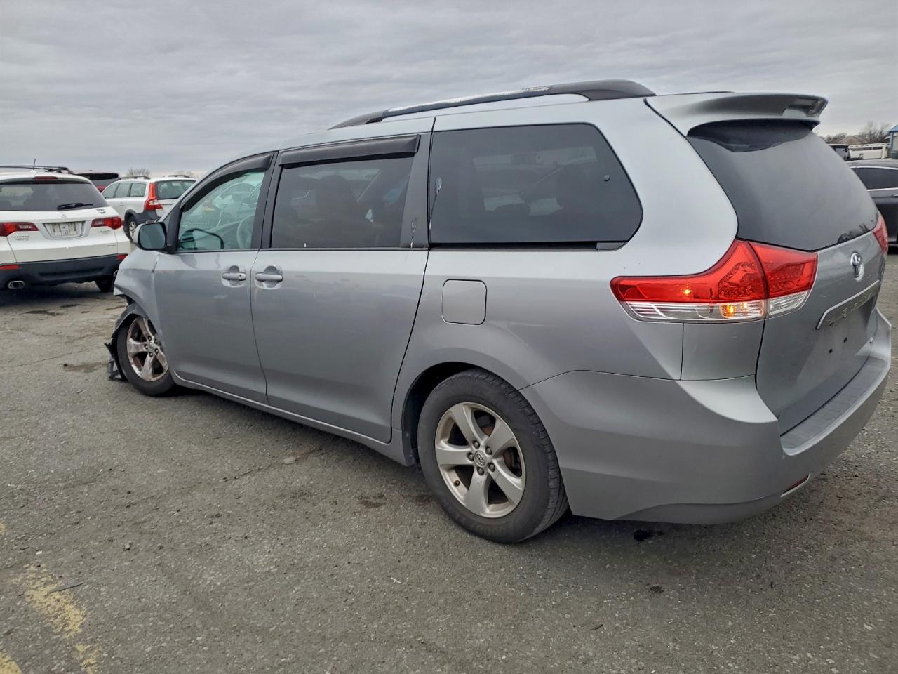2014 TOYOTA SIENNA LE photo 4