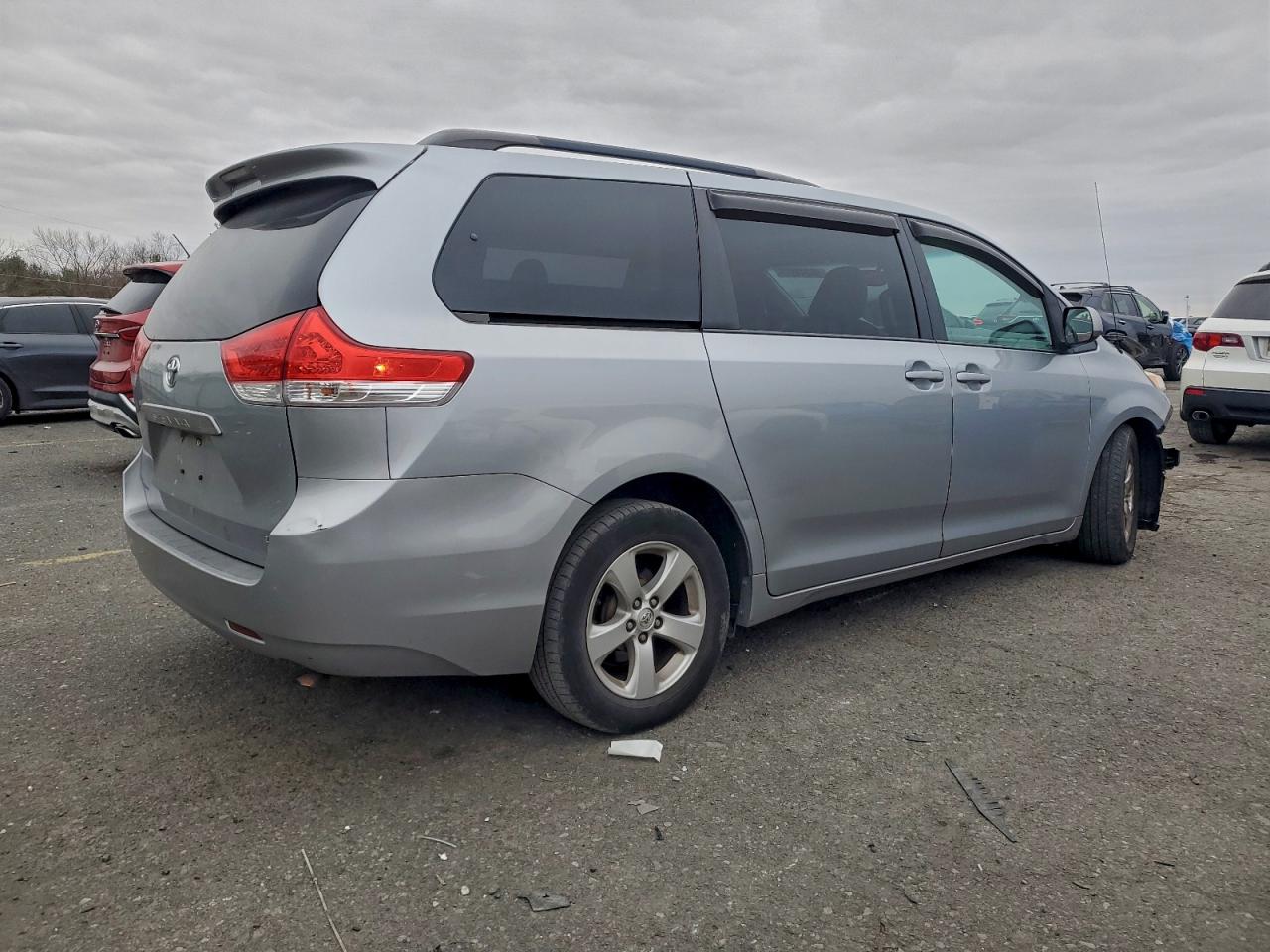 2014 TOYOTA SIENNA LE photo 7