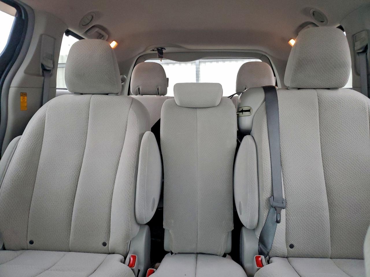 2014 TOYOTA SIENNA LE photo 28