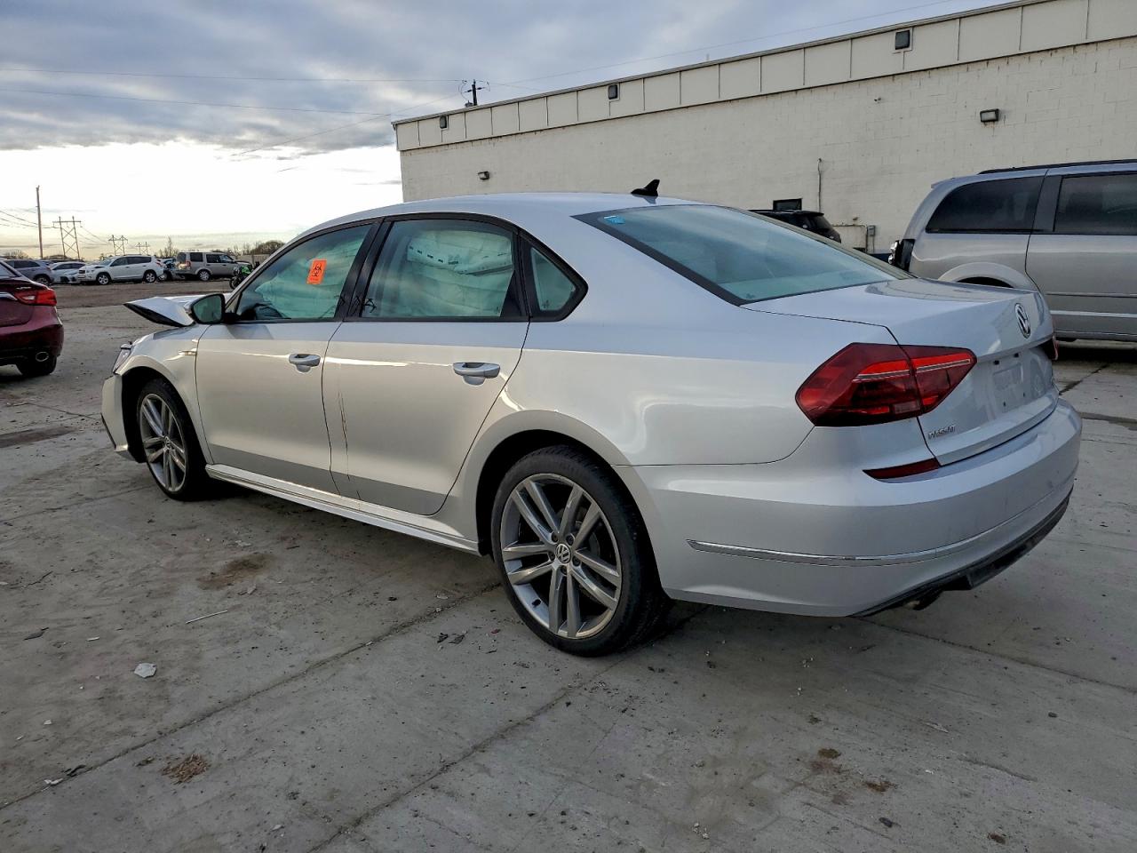 2018 VOLKSWAGEN PASSAT S photo 2