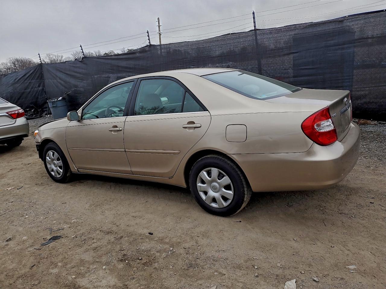 2002 TOYOTA CAMRY LE photo 4