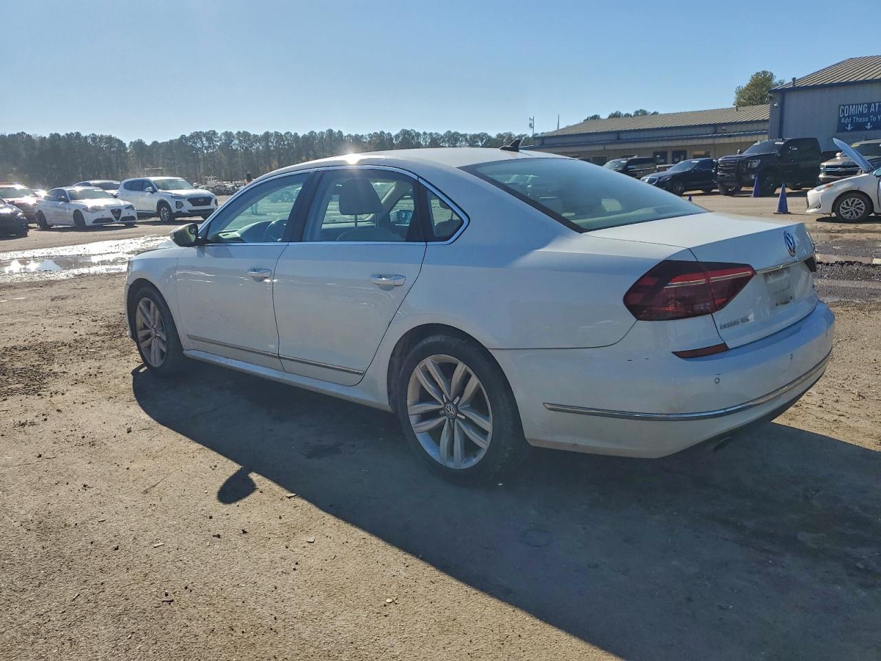 2017 VOLKSWAGEN PASSAT SE photo 3