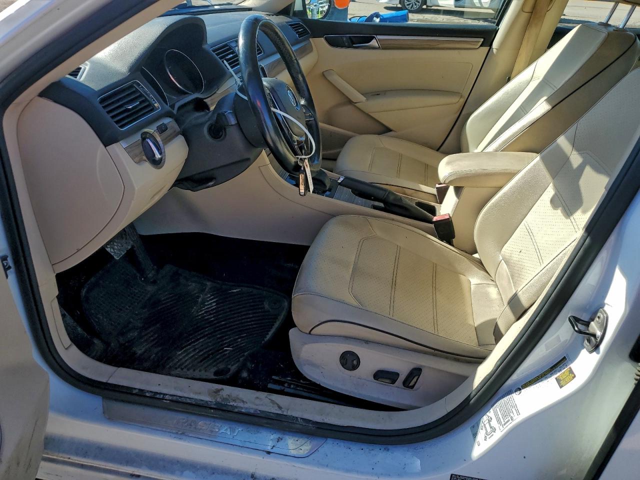 2017 VOLKSWAGEN PASSAT SE photo 13