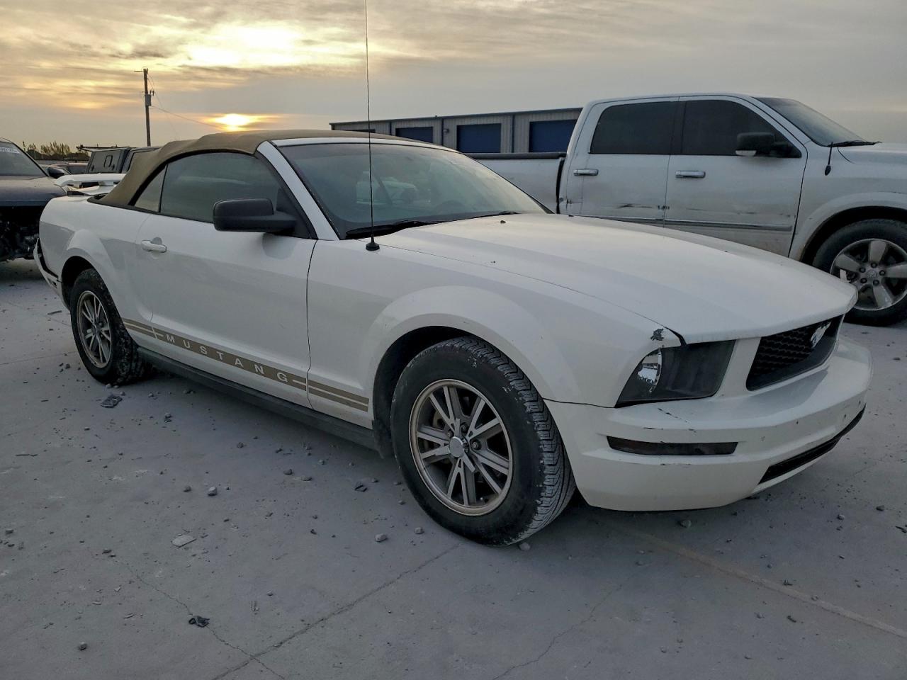 2005 FORD MUSTANG photo 4