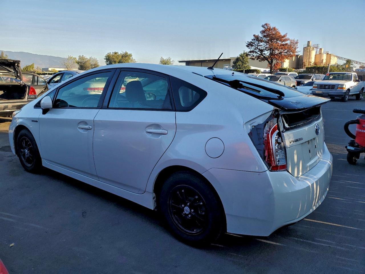 2015 TOYOTA PRIUS photo 2