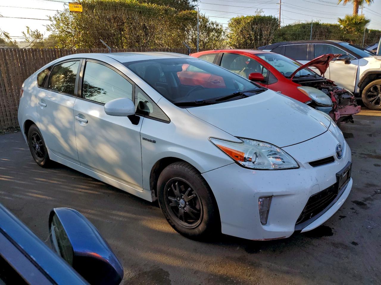 2015 TOYOTA PRIUS photo 4