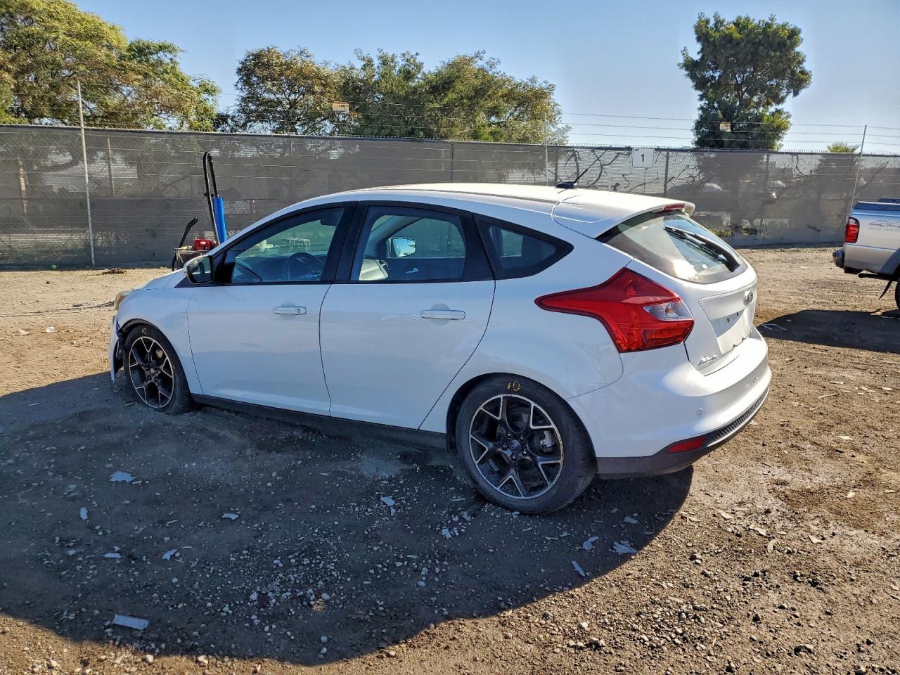2014 FORD FOCUS SE photo 2