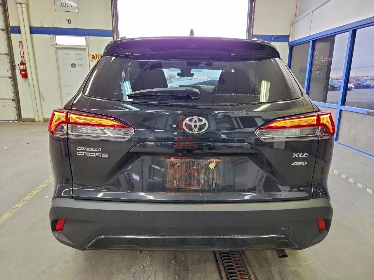 2022 TOYOTA COROLLA CROSS XLE photo 6