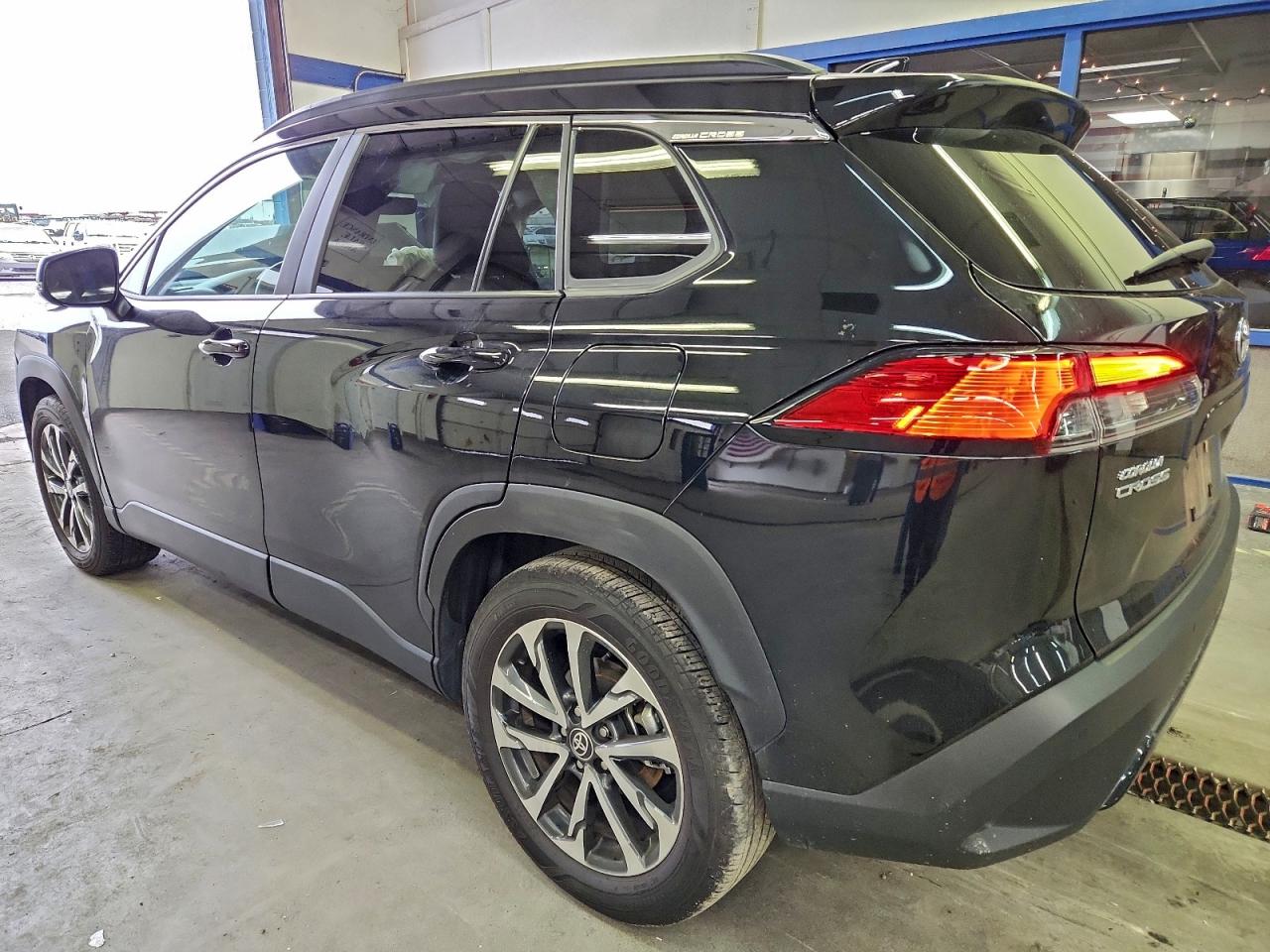 2022 TOYOTA COROLLA CROSS XLE photo 2