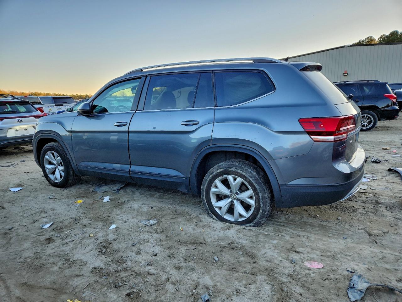 2018 VOLKSWAGEN ATLAS SE photo 3