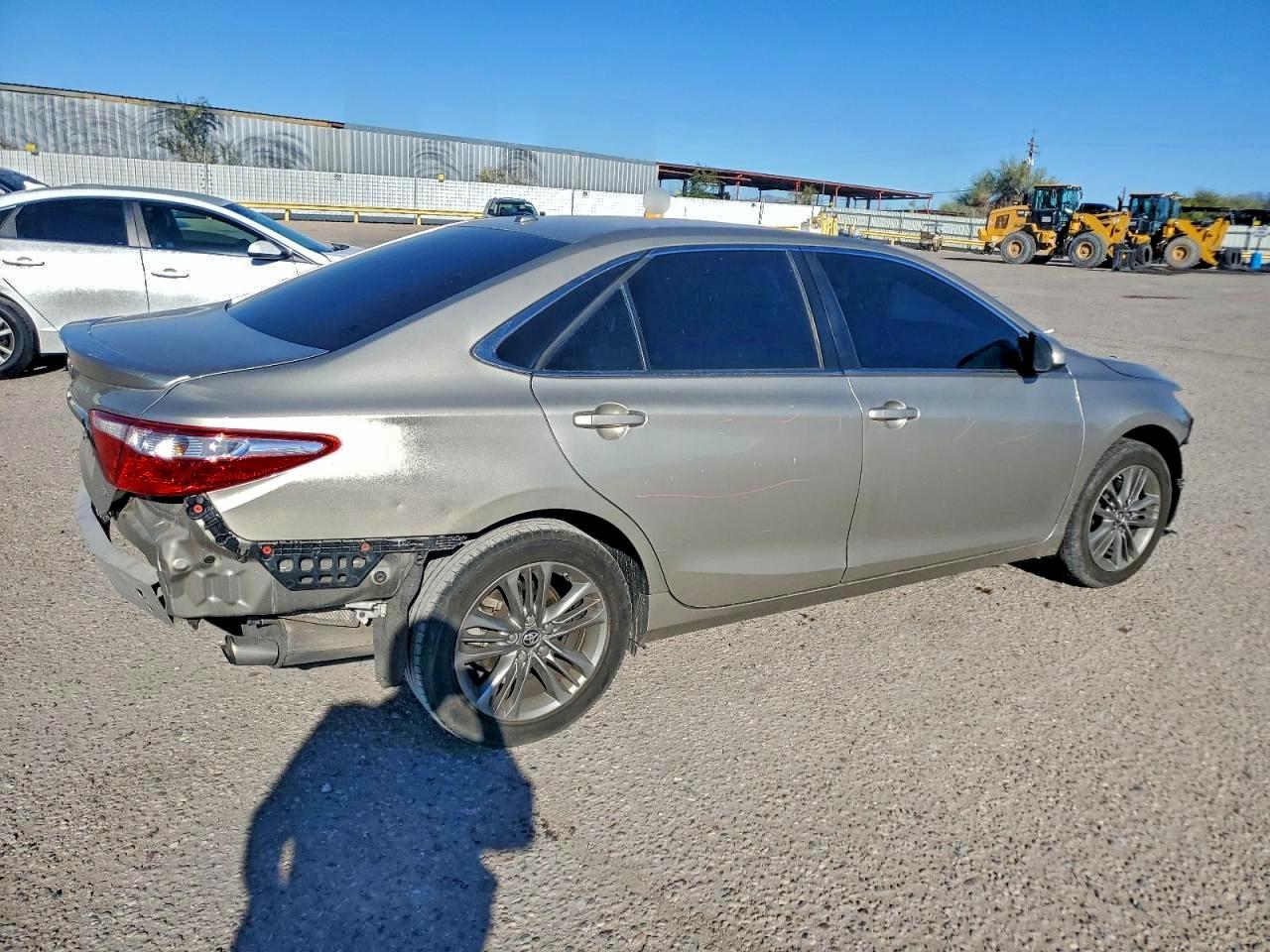 2016 TOYOTA CAMRY LE photo 3