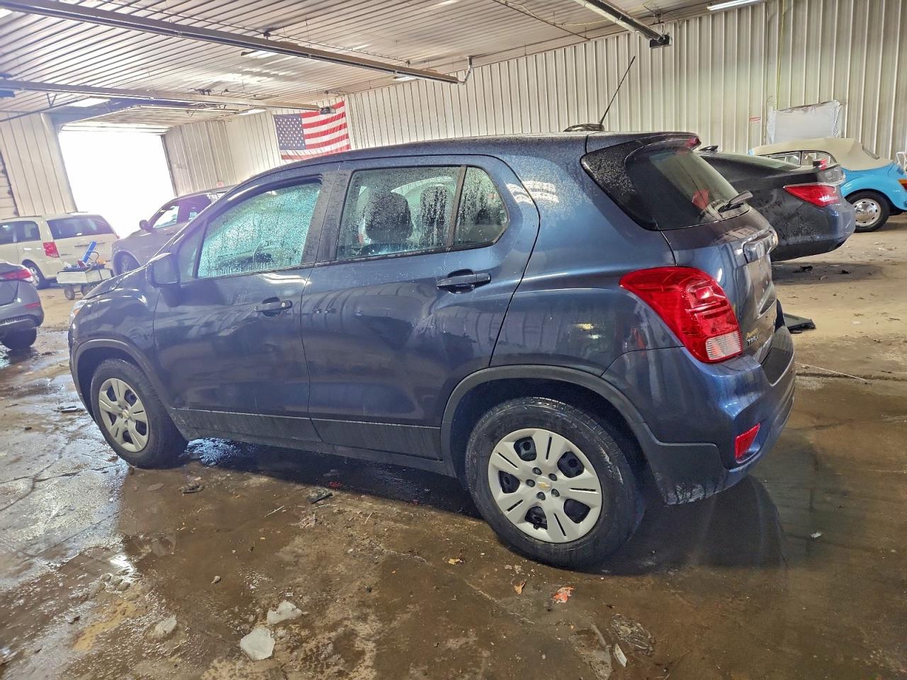 2018 CHEVROLET TRAX LS photo 2