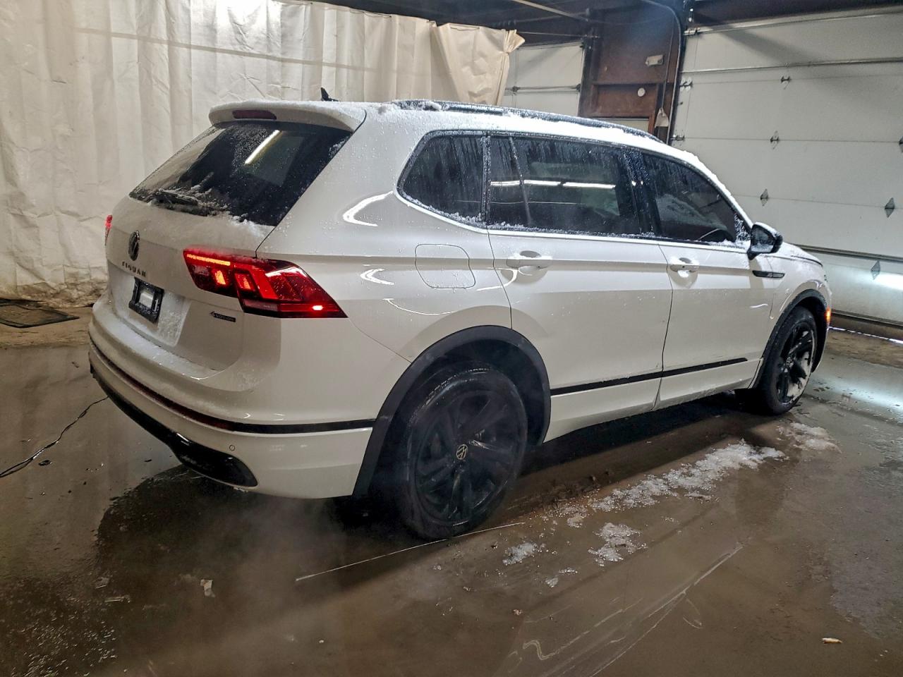 2024 VOLKSWAGEN TIGUAN SE R-LINE BLACK photo 3