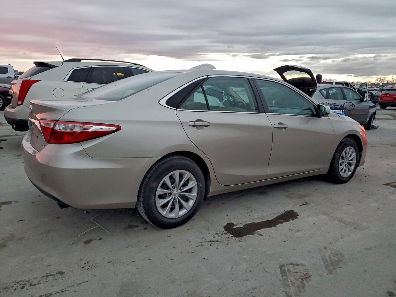 2015 TOYOTA CAMRY LE photo 3