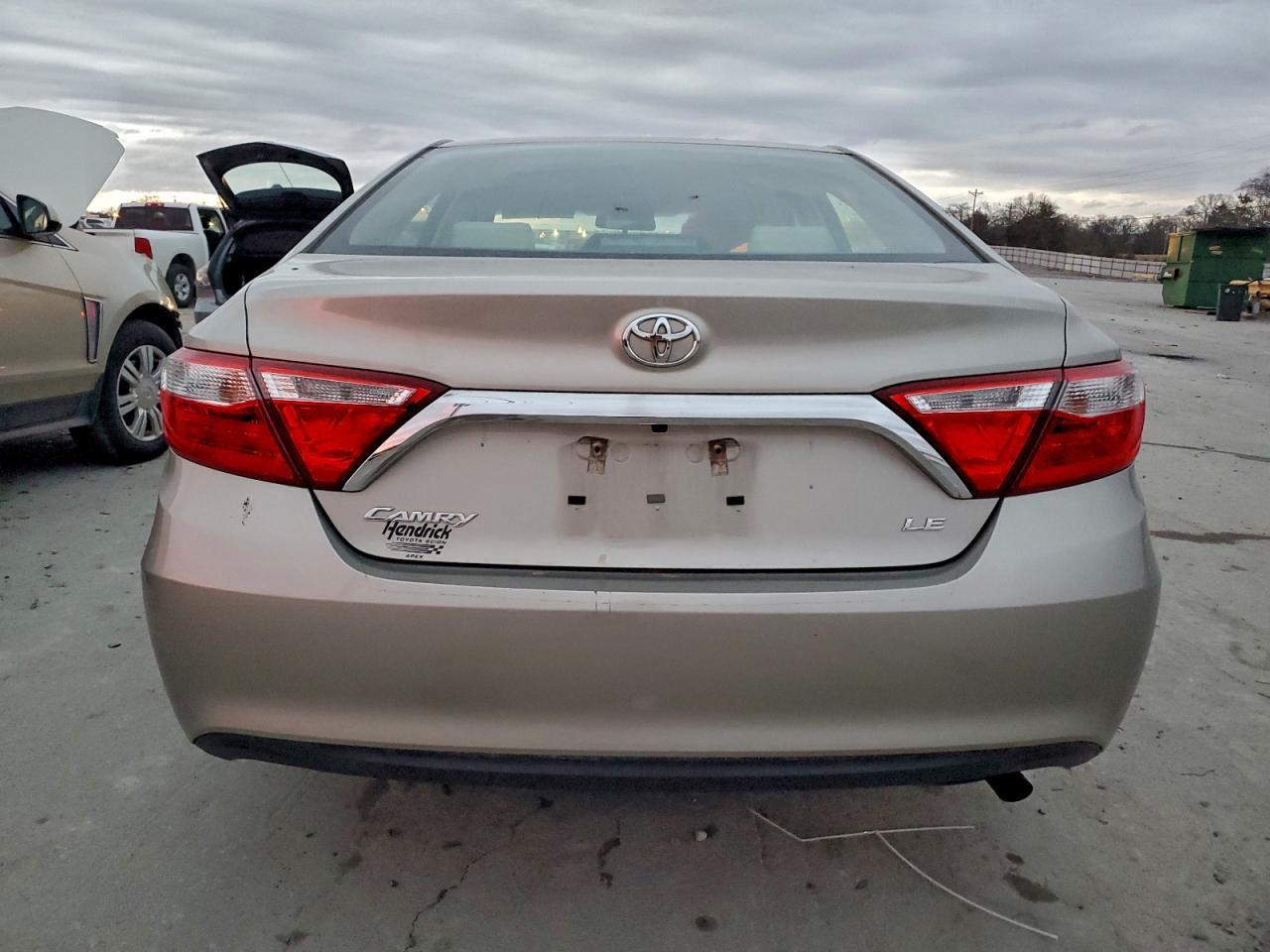 2015 TOYOTA CAMRY LE photo 6