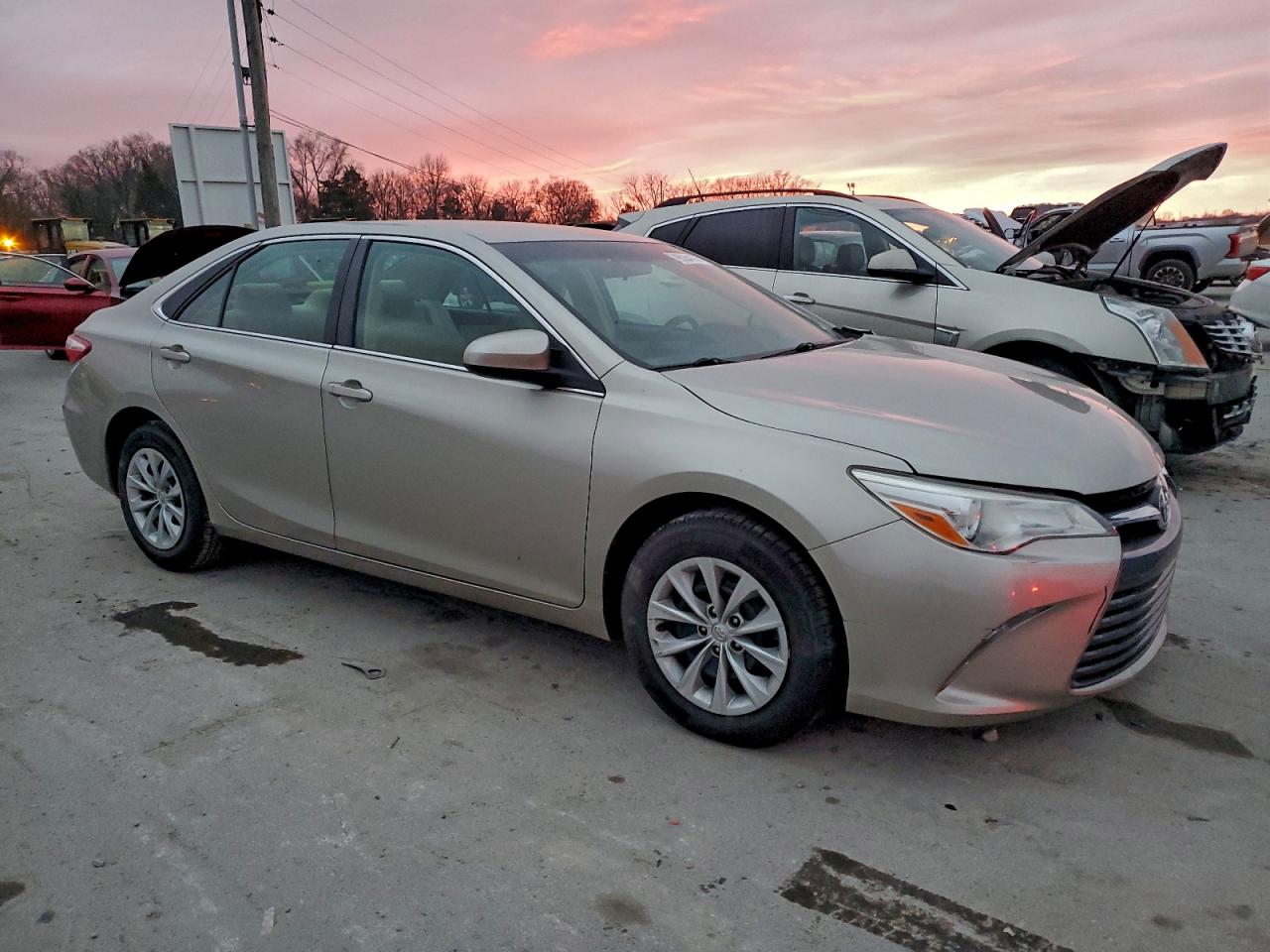2015 TOYOTA CAMRY LE photo 4