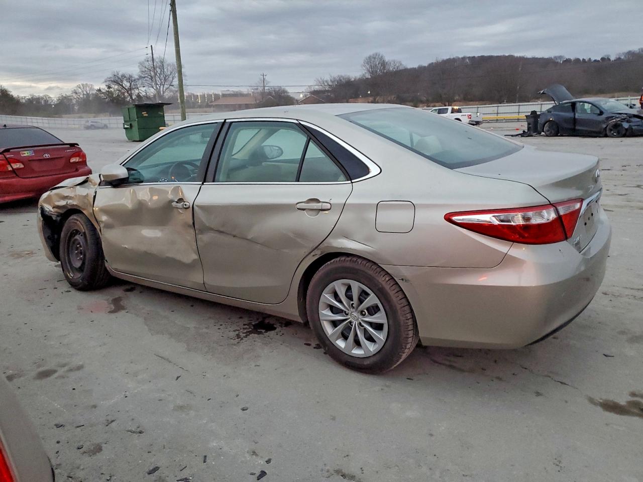 2015 TOYOTA CAMRY LE photo 2