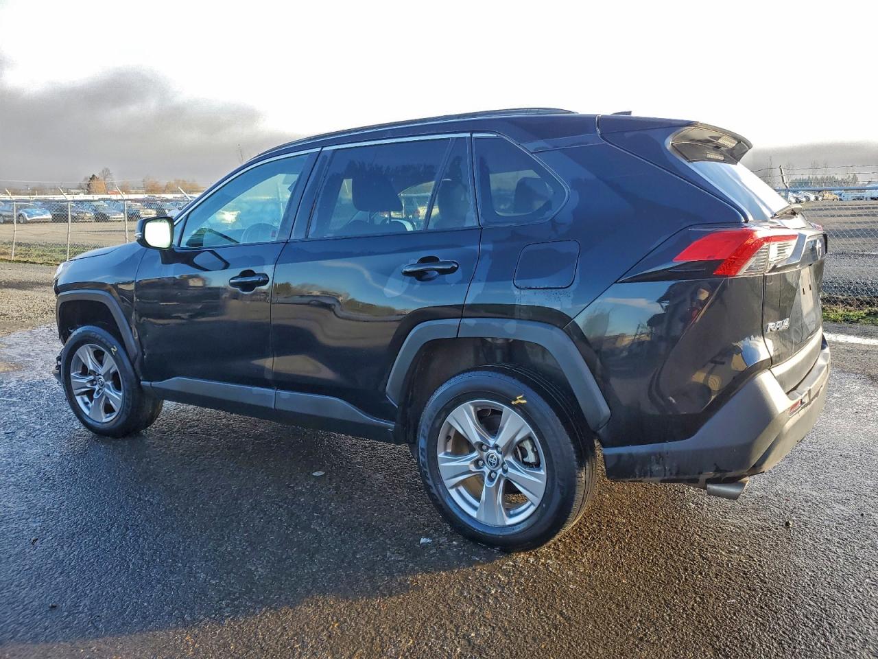 2022 TOYOTA RAV4 XLE photo 2