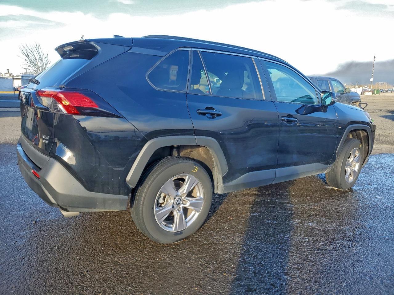 2022 TOYOTA RAV4 XLE photo 3