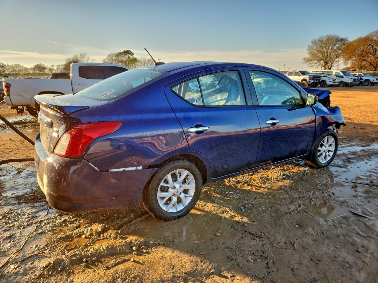 2018 NISSAN VERSA SV photo 3