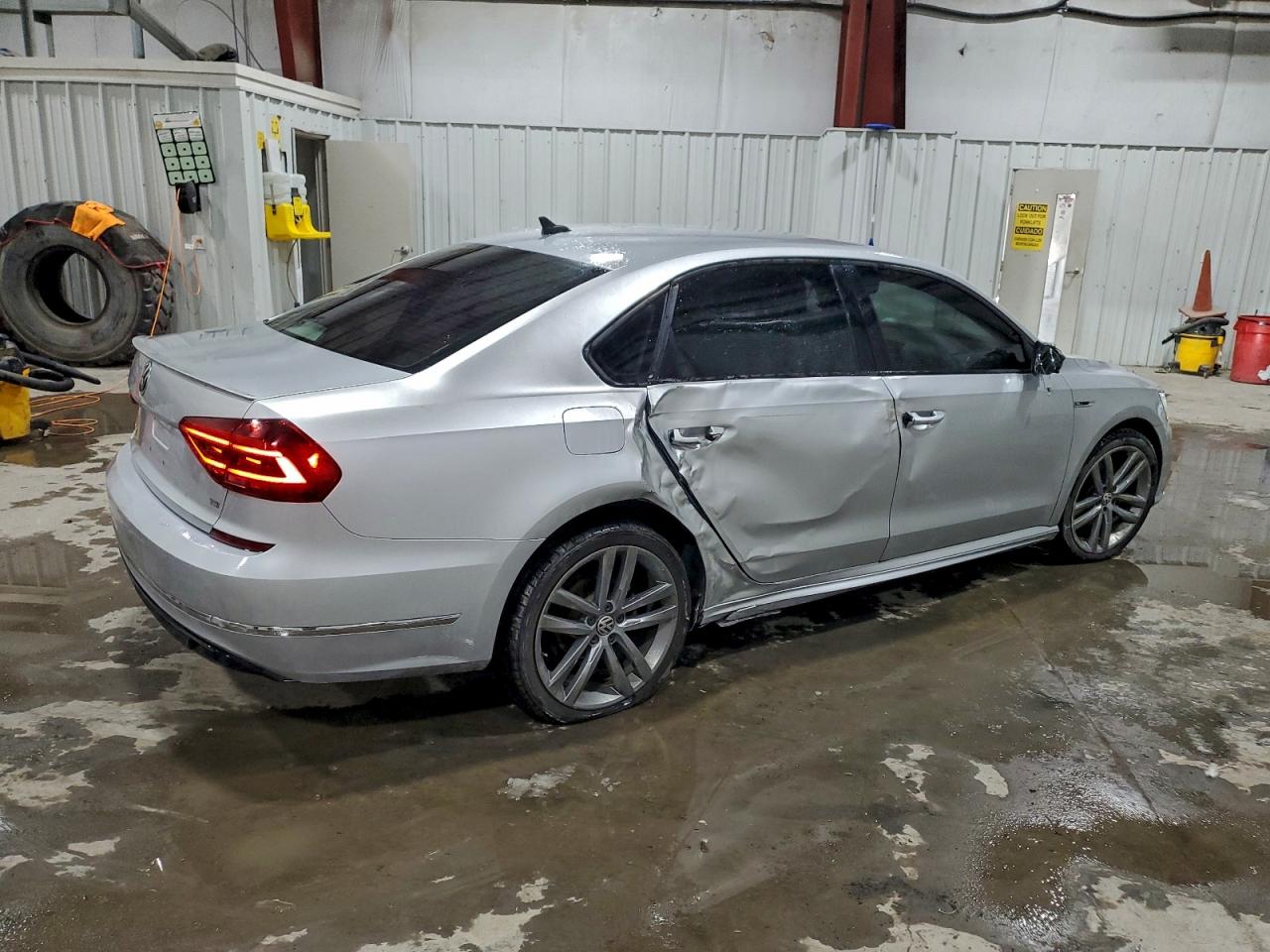 2018 VOLKSWAGEN PASSAT S photo 3