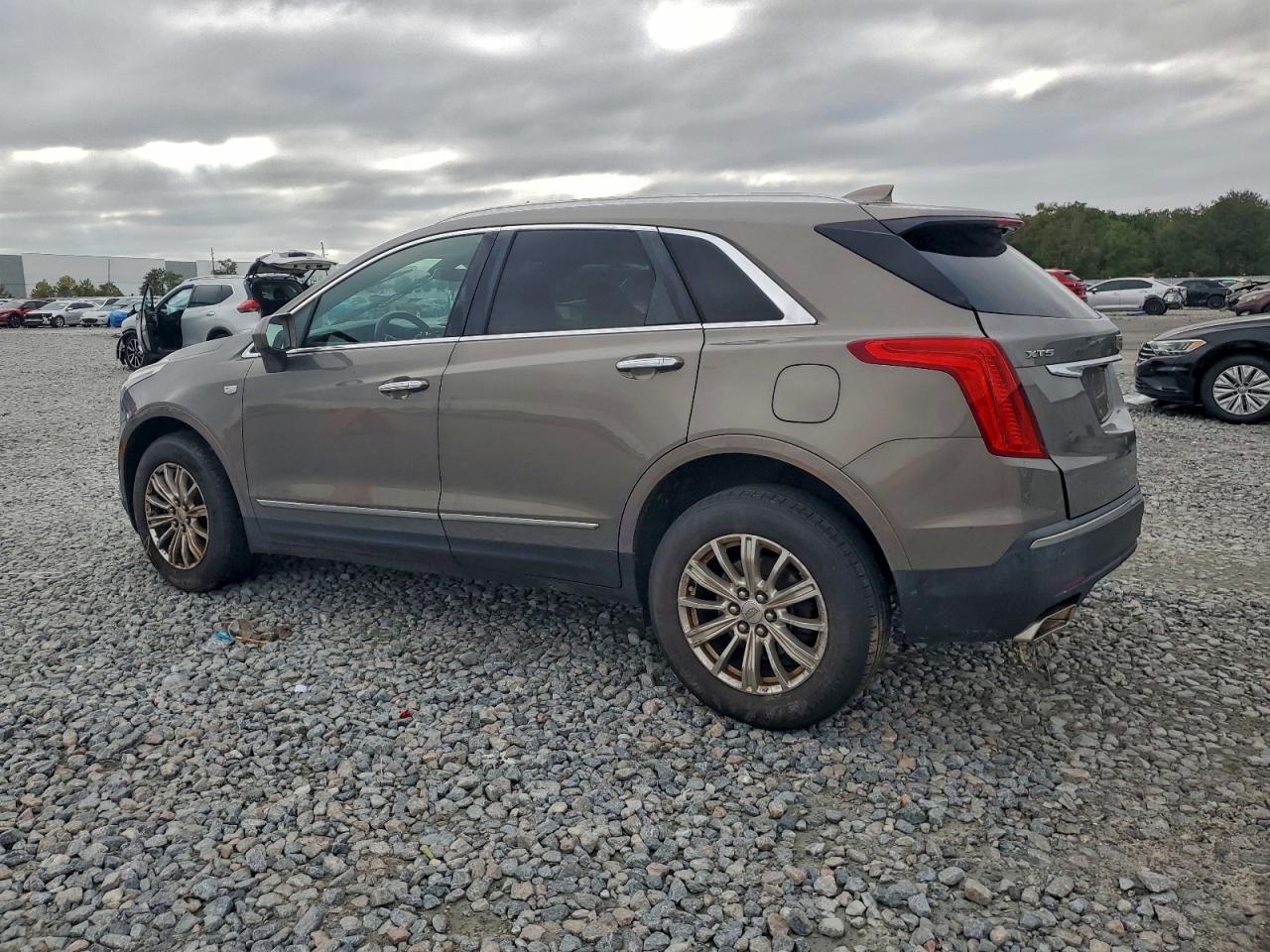 2017 CADILLAC XT5 photo 2