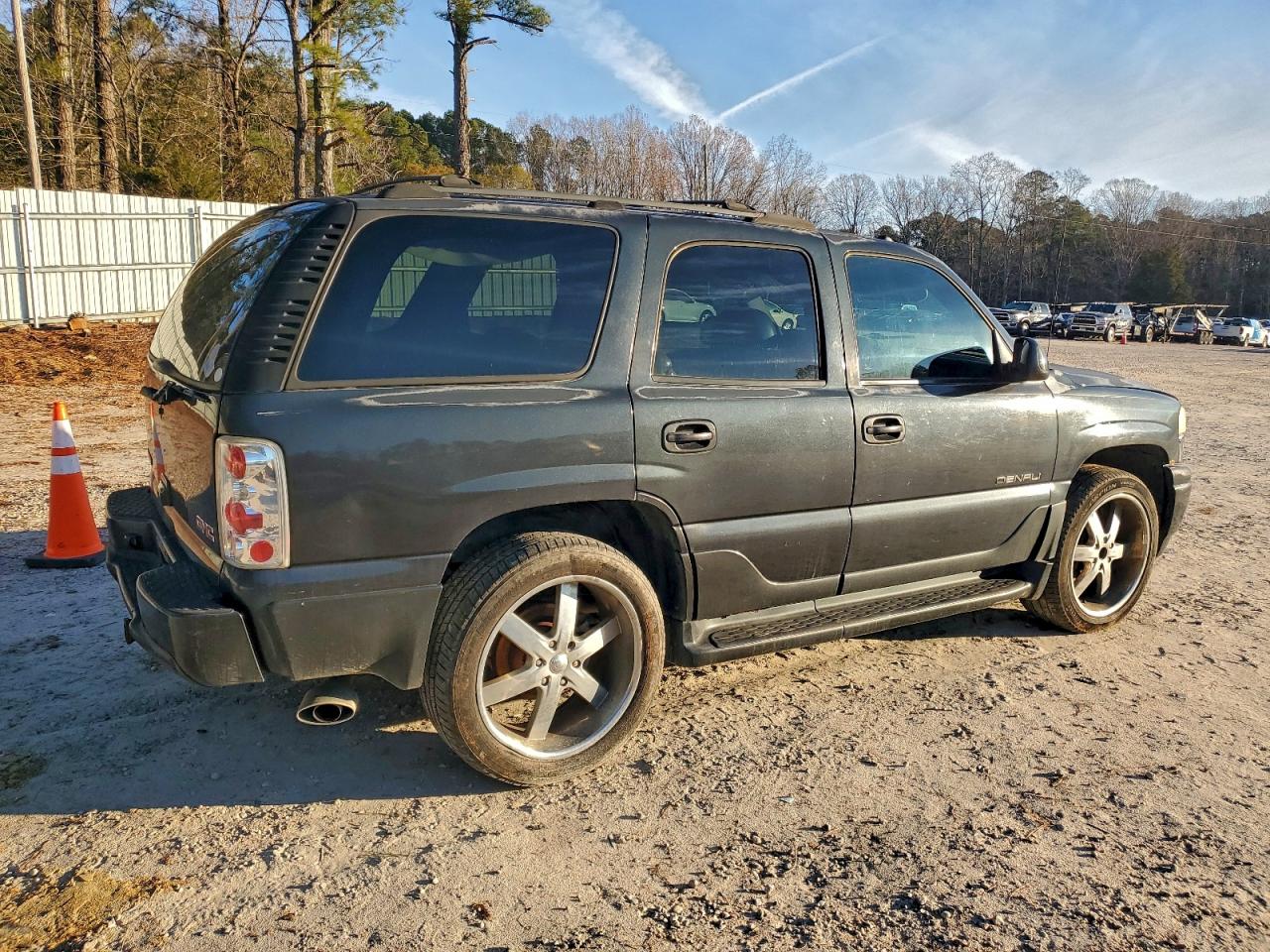 2004 GMC YUKON DENALI photo 3