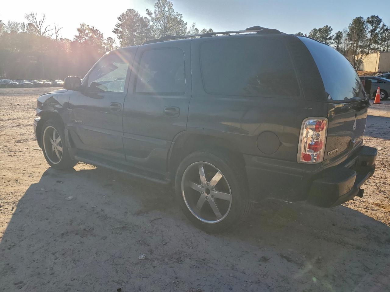 2004 GMC YUKON DENALI photo 2