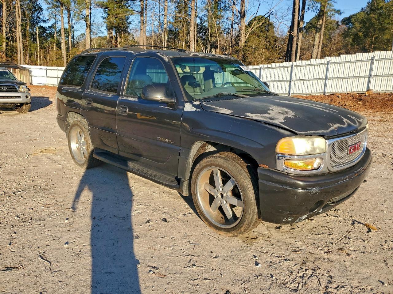 2004 GMC YUKON DENALI photo 4
