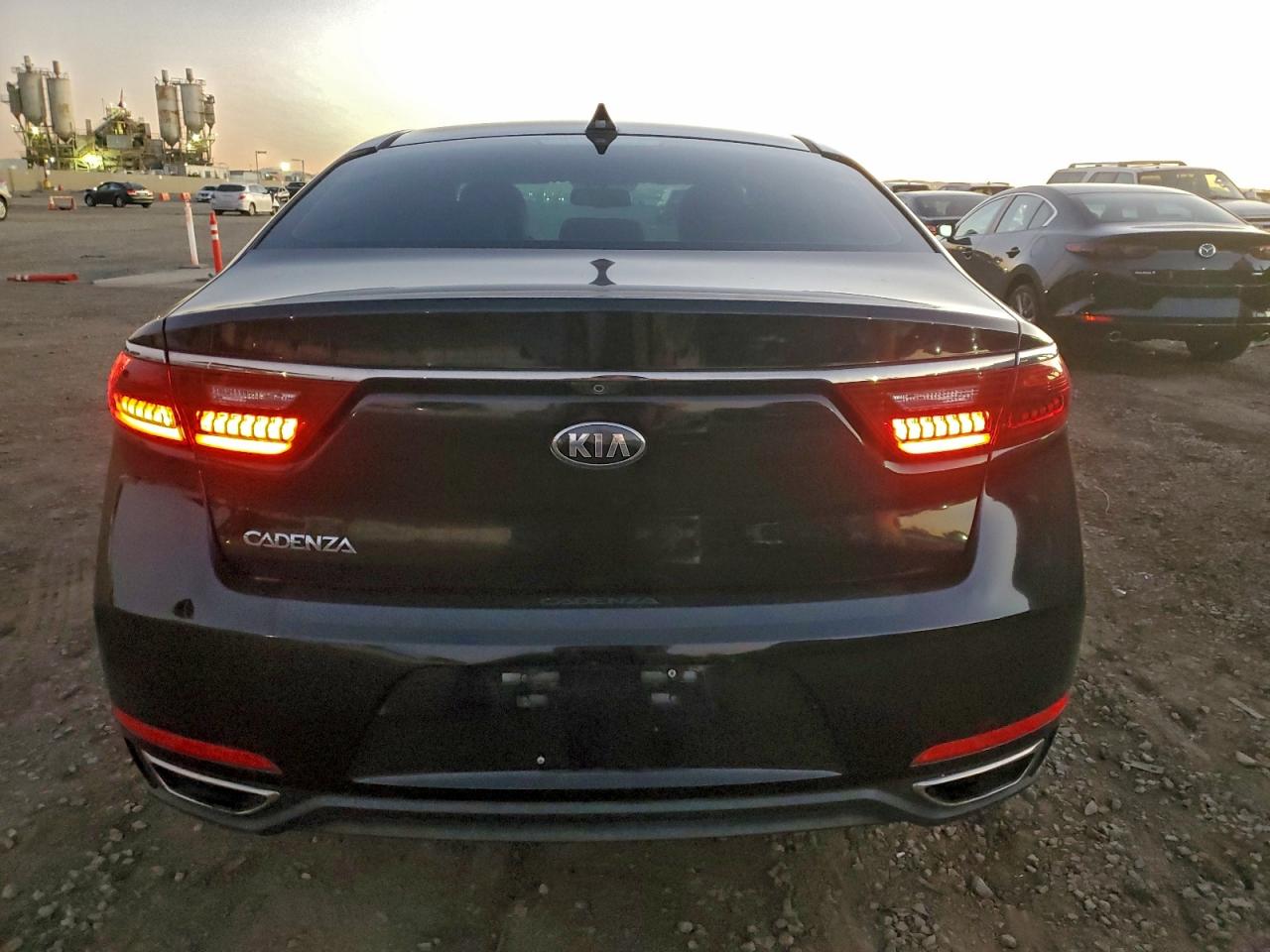 2017 KIA CADENZA PREMIUM photo 6