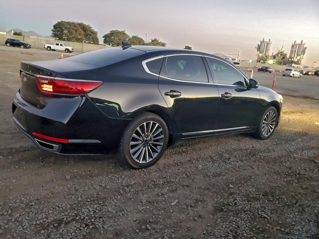 2017 KIA CADENZA PREMIUM photo 3