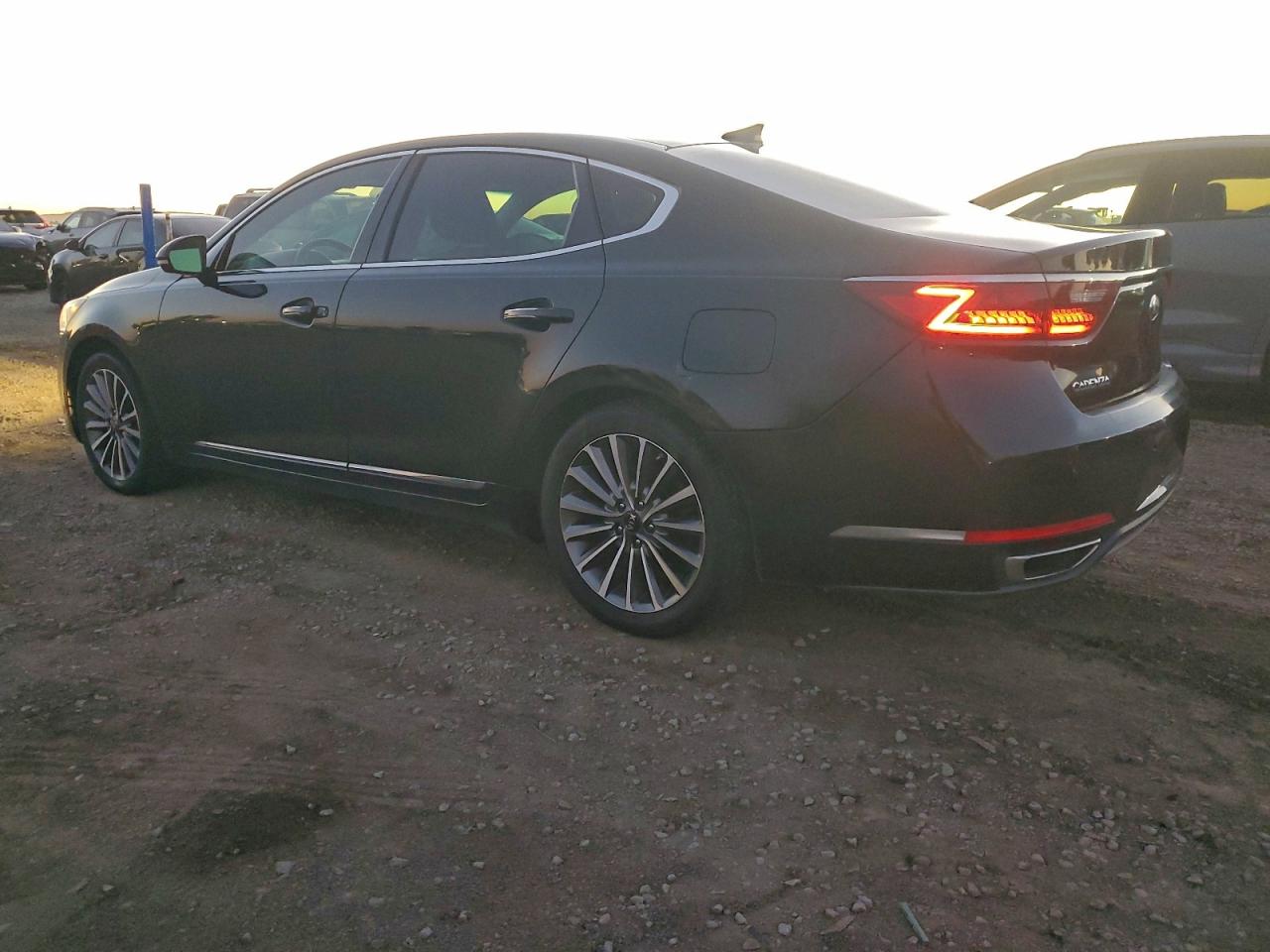 2017 KIA CADENZA PREMIUM photo 2