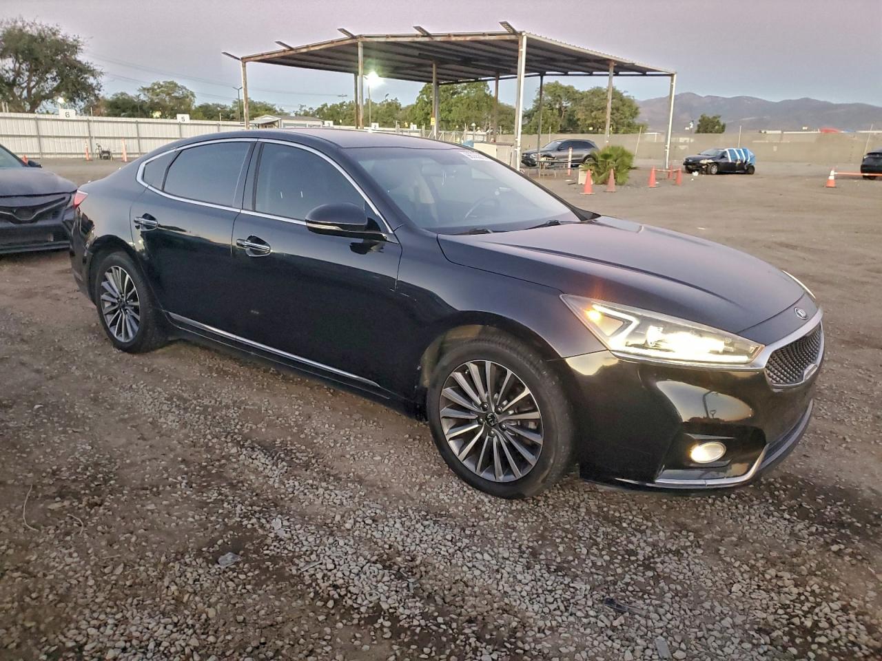 2017 KIA CADENZA PREMIUM photo 4