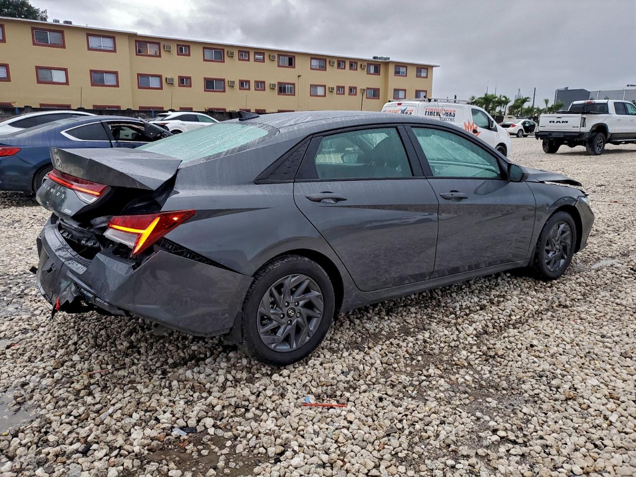 2025 HYUNDAI ELANTRA BLUE photo 3
