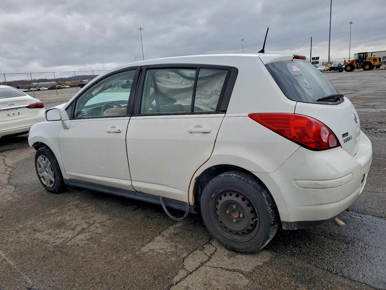 2011 NISSAN VERSA S photo 2