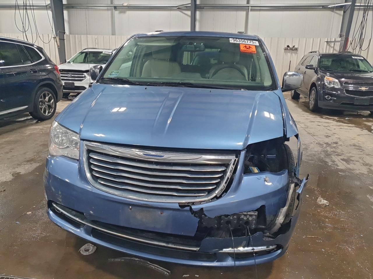 2012 CHRYSLER TOWN & COUNTRY TOURING L photo 5