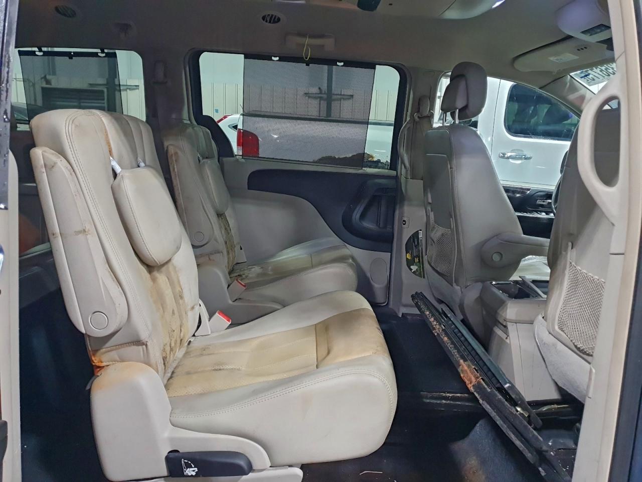 2012 CHRYSLER TOWN & COUNTRY TOURING L photo 11